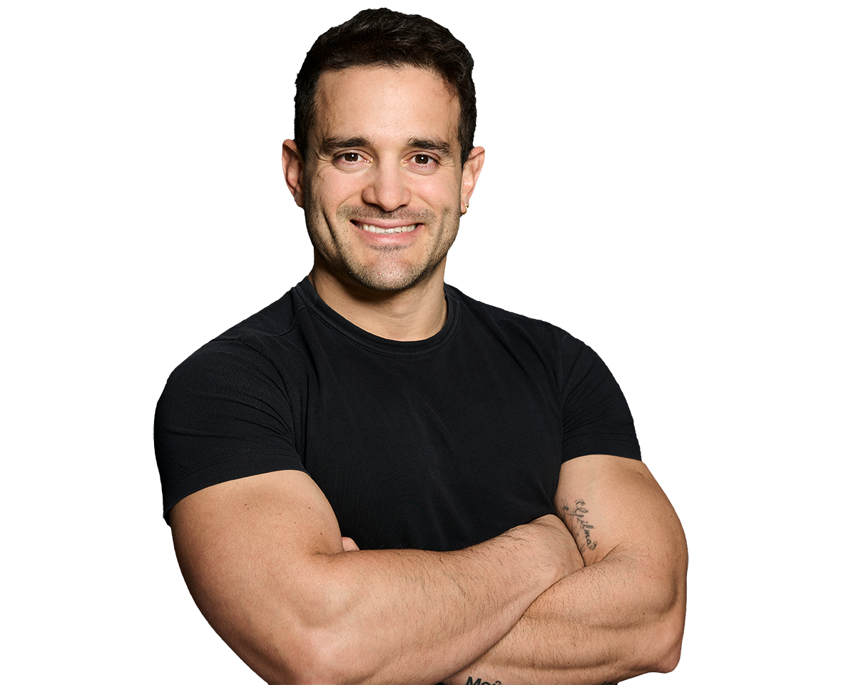 Personal Trainer Konstanz Coach Ray - Porträt mit verschränkten Armen nach rechts schauend