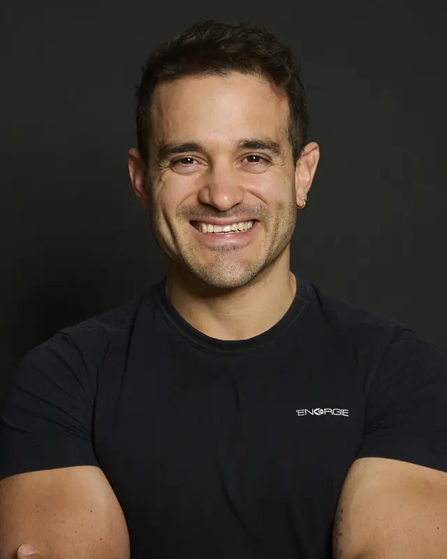 Coach Ray, Personal Trainer in Konstanz, lächelnd im schwarzen T-Shirt