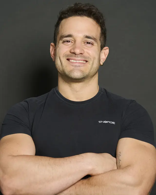 Coach Ray, Personal Trainer, lächelnd mit verschränkten Armen